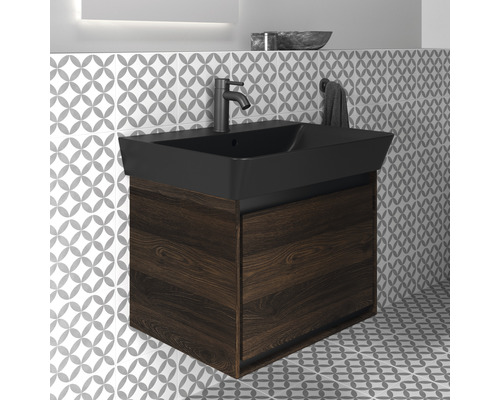 Waschtisch mit Unterschrank und Armatur im Badezimmer