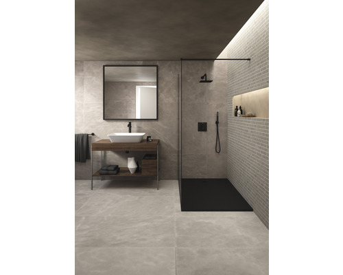 Badezimmer mit Waschbecken, Spiegel und ebenerdiger Dusche.