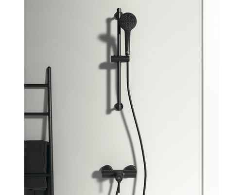 Duschgarnitur mit Brausestange und Handbrause vor einer Wand