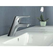 Robinet de lavabo en métal sur un lavabo