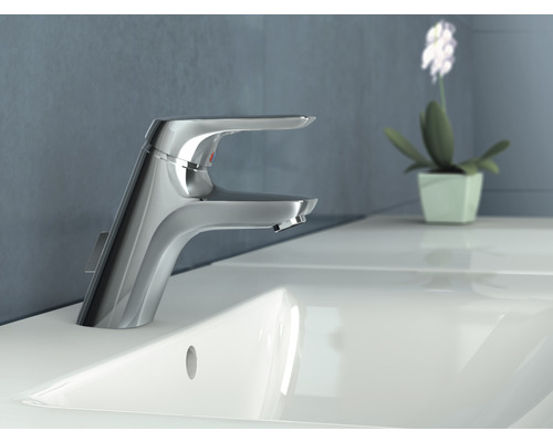 Robinet de lavabo en métal sur un lavabo