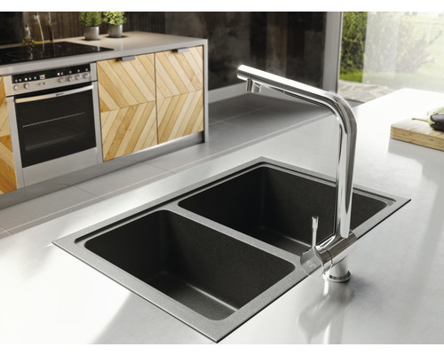 Küchenspüle mit zwei Becken und Armatur in einer modernen Küche