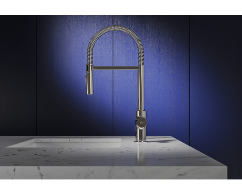 Küchenarmatur mit Spiralfeder auf einer Arbeitsplatte