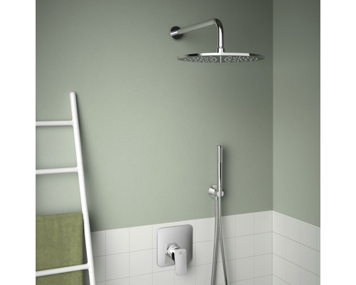 Badezimmer mit Regendusche, Handbrause und Handtuchleiter