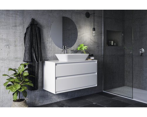 Modernes Badezimmer mit Waschbeckenunterschrank, Spiegel, Dusche und Dekoration