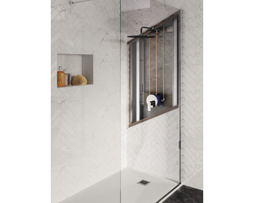 Begehbare Dusche mit Armaturen und Ablagefach