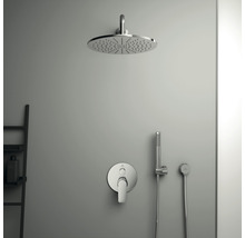 Pomme de douche avec robinetterie et douchette sur un mur gris