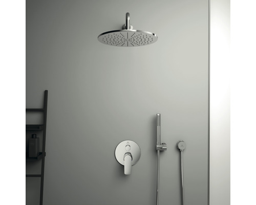 Pomme de douche avec robinetterie et douchette sur un mur gris