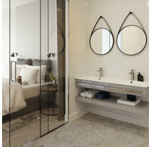 Salle de bains lumineuse avec double vasque, miroirs et chambre à coucher à l''arrière-plan