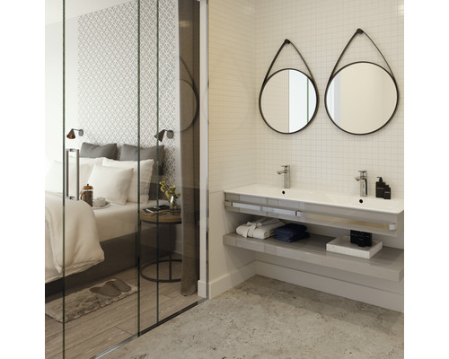 Salle de bains lumineuse avec double vasque, miroirs et chambre à coucher à l''arrière-plan