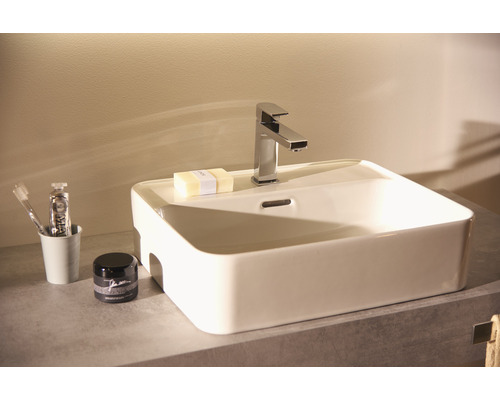 Lavabo de salle de bains moderne avec robinet et produits de soins