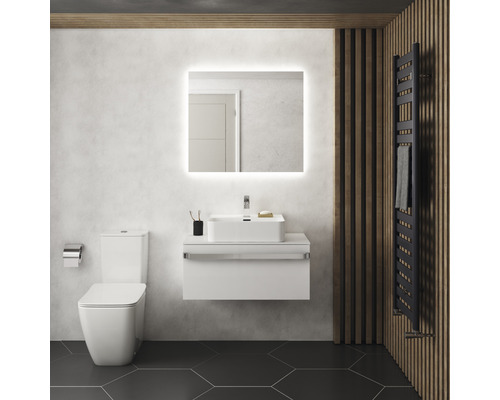 Salle de bains moderne avec toilettes, meuble sous-lavabo, miroir lumineux et radiateur