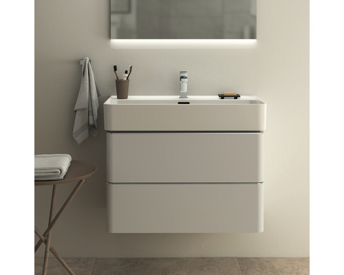 Meuble sous-lavabo avec deux tiroirs, robinet, miroir et accessoires dans la salle de bain