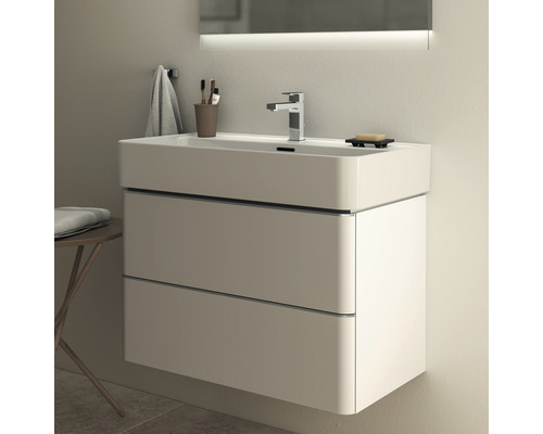 Meuble-lavabo avec deux tiroirs, robinetterie et miroir avec éclairage dans une salle de bains