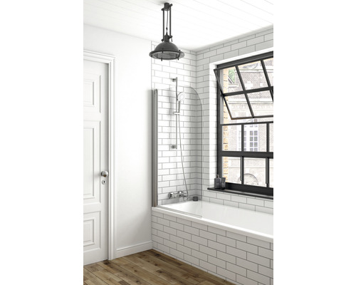 Badezimmer mit Badewanne, Duschabtrennung, Handbrause und Deckenleuchte im Industrie-Stil.