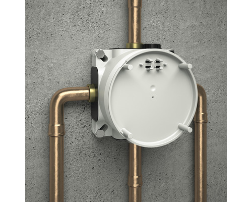 Unterputzkörper mit Kupferrohren an einer Betonwand