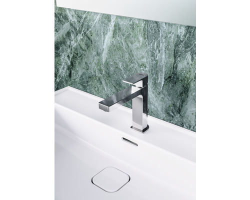 Lavabo avec robinet dans la salle de bain