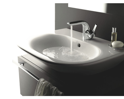 Waschtisch mit Armatur und fließendem Wasser im Badezimmer