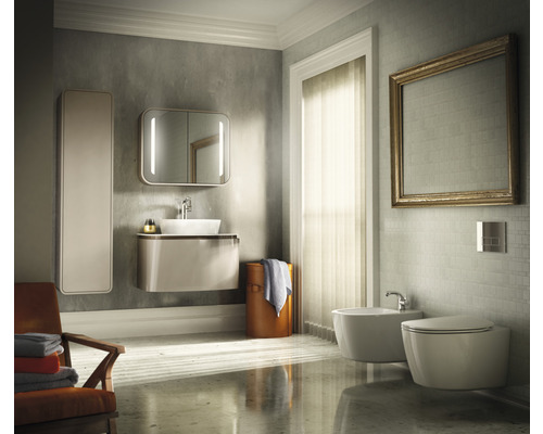 Helles Badezimmer mit Waschtisch, Spiegel, Toilette und Bidet