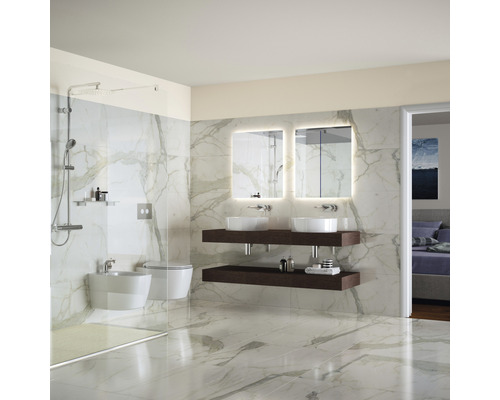 Helles Badezimmer mit Dusche, Toilette, Bidet, Waschbecken und beleuchteten Spiegeln.