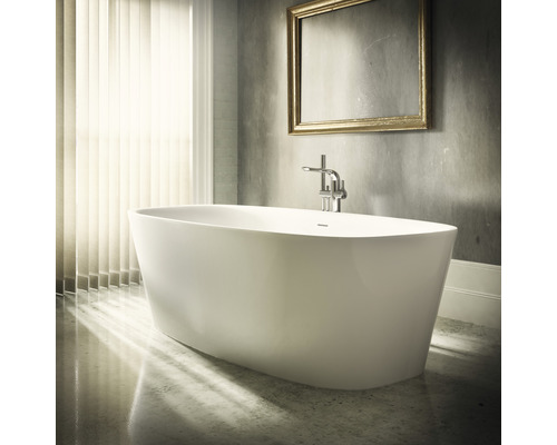 Freistehende Badewanne mit Armatur in einem Badezimmer