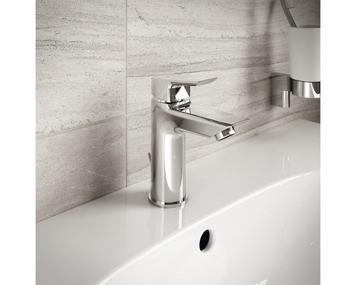 Glänzender Waschtischmischer auf einem weißen Waschbecken