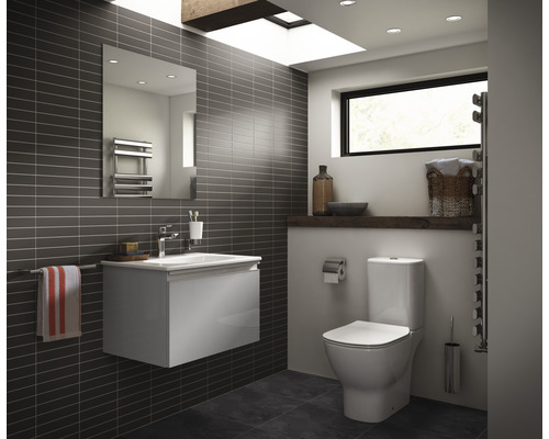 Modernes Badezimmer mit Toilette, Waschbeckenunterschrank, Spiegel und Handtuchwärmer.