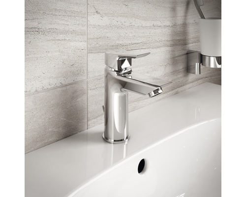 Waschtischarmatur aus Metall auf einem Waschbecken im Badezimmer