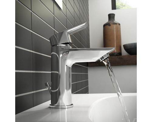 Glänzender Wasserhahn aus Metall im Badezimmer mit fließendem Wasser