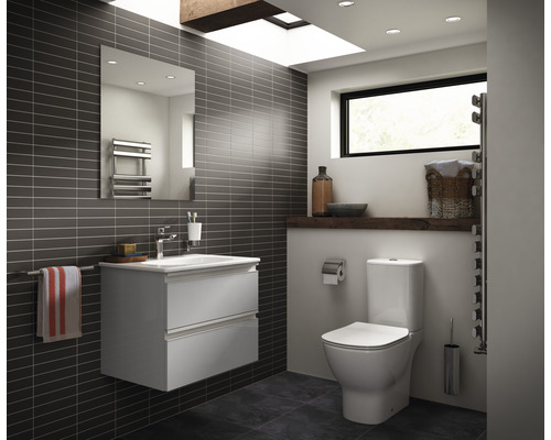 Modernes Badezimmer mit Waschbeckenunterschrank, Spiegel, Toilette und Handtuchheizkörper.