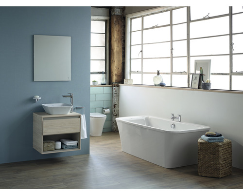 Badezimmer mit Waschtisch, Spiegel, Badewanne und Toilette in heller, geräumiger Gestaltung