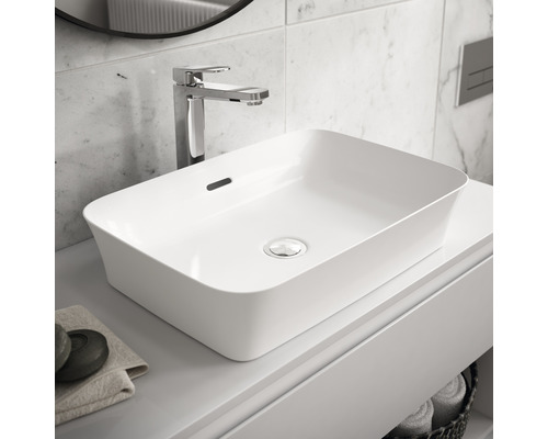 Aufsatzwaschbecken aus Keramik mit Armatur und Ablaufgarnitur im Badezimmer