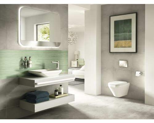 Modernes Badezimmer mit Waschbecken, Spiegel mit Beleuchtung und wandhängendem WC.