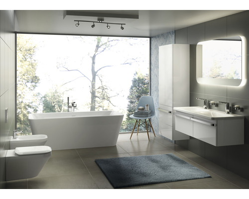 Helles Badezimmer mit Badewanne, Waschbecken, Spiegel und Bidet