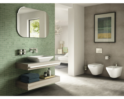 Badezimmer mit Waschtisch, Spiegel, Toilette und Bidet