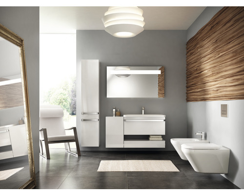 Modernes Badezimmer mit Waschtisch, Toilette, Bidet, Spiegel, Schrank und Sitzgelegenheit