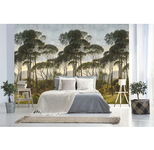 Chambre avec papier peint forêt, lit et plantes d''intérieur