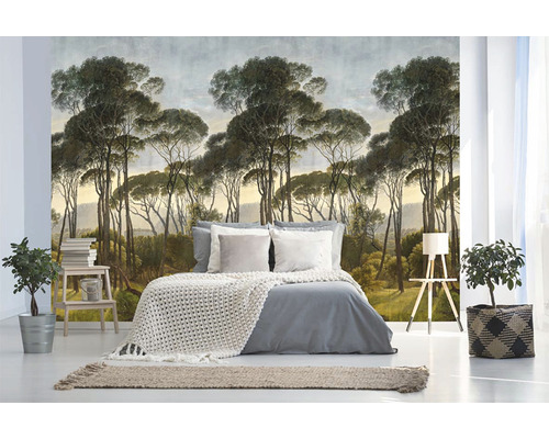 Chambre avec papier peint forêt, lit et plantes d''intérieur