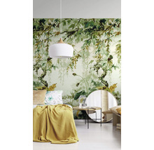 Schlafzimmer mit Fototapete mit Pflanzenmotiven, Lampe, Bett und Spiegel