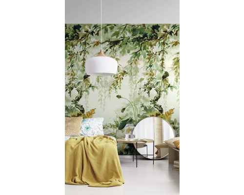 Schlafzimmer mit Fototapete mit Pflanzenmotiven, Lampe, Bett und Spiegel