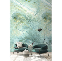 Salon avec deux fauteuils et un revêtement mural aspect marbre