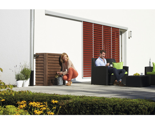 Scène avec une femme puisant de l''eau d''un récupérateur d''eau de pluie et un homme assis dans un fauteuil de jardin