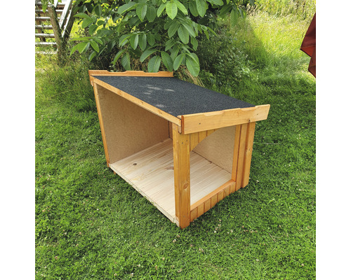 Niche pour chien en bois avec toit bitumé sur pelouse