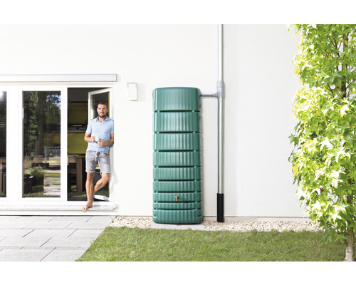 Regenwassertank aus Kunststoff neben Hauswand mit Regenrohr
