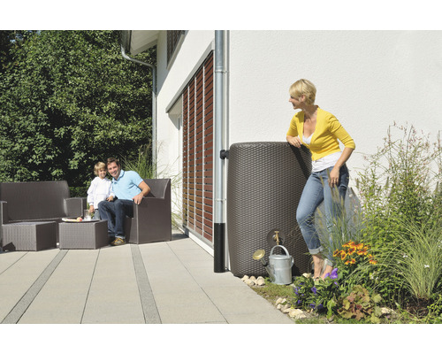 Scène avec réservoir d''eau de pluie en aspect rotin, mobilier de jardin et famille sur une terrasse