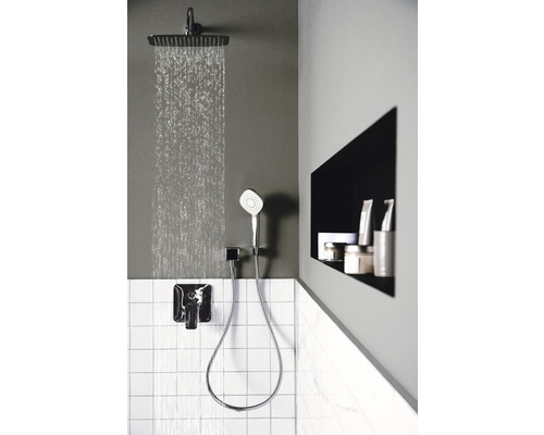 Duscharmatur mit Kopfbrause, Handbrause und Ablage im Badezimmer