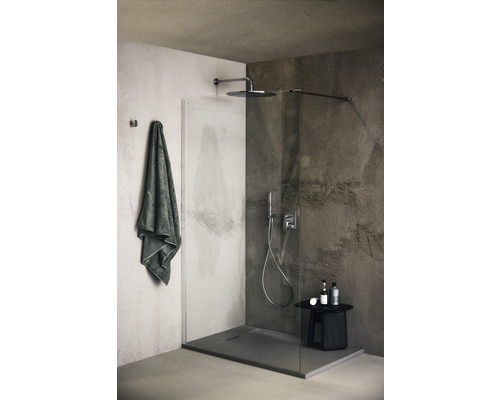 Modernes Badezimmer mit Duschkabine, Duschwanne, Armatur und Handtuch