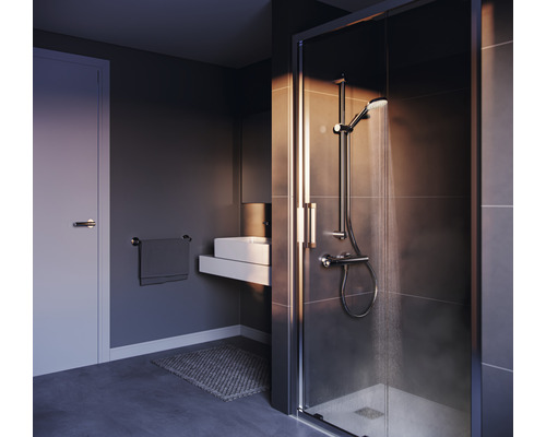 Salle de bain moderne avec douche, lavabo et porte-serviettes