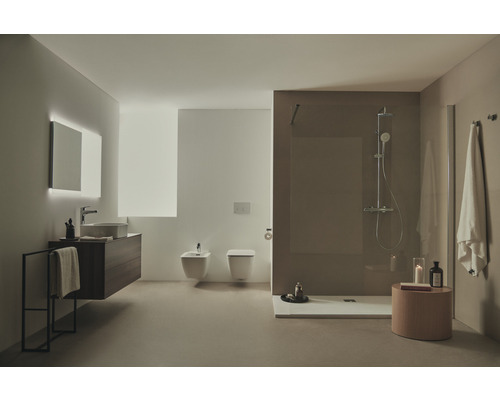 Modernes Badezimmer mit Dusche, Waschtisch, Spiegel, Bidet und Toilette.