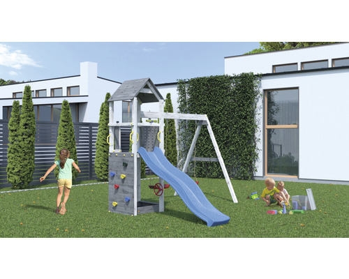 Spielplatz mit Turm, Rutsche und Schaukel im Garten